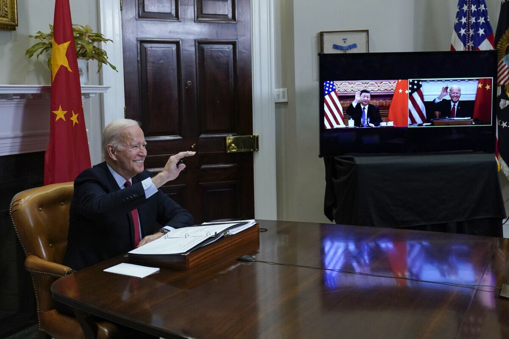 Presiden Amerika Serikat Joe Biden melambaikan tangan kepada Presiden China Xi Jinping dalam pertemuan virtual dari Ruang Roosevelt Gedung Putih, Washington, AS, Senin (15/11/2021). 