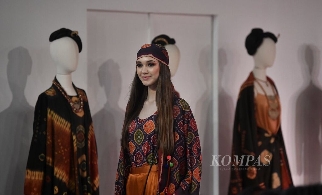 Model membawakan busana rancangan desainer Ghea Panggabean yang mengusung tema Pelangi Palembang dan Sumba dalam Bazaar Fashion Festival di Senayan City, Jakarta, Jumat (5/8/2022).