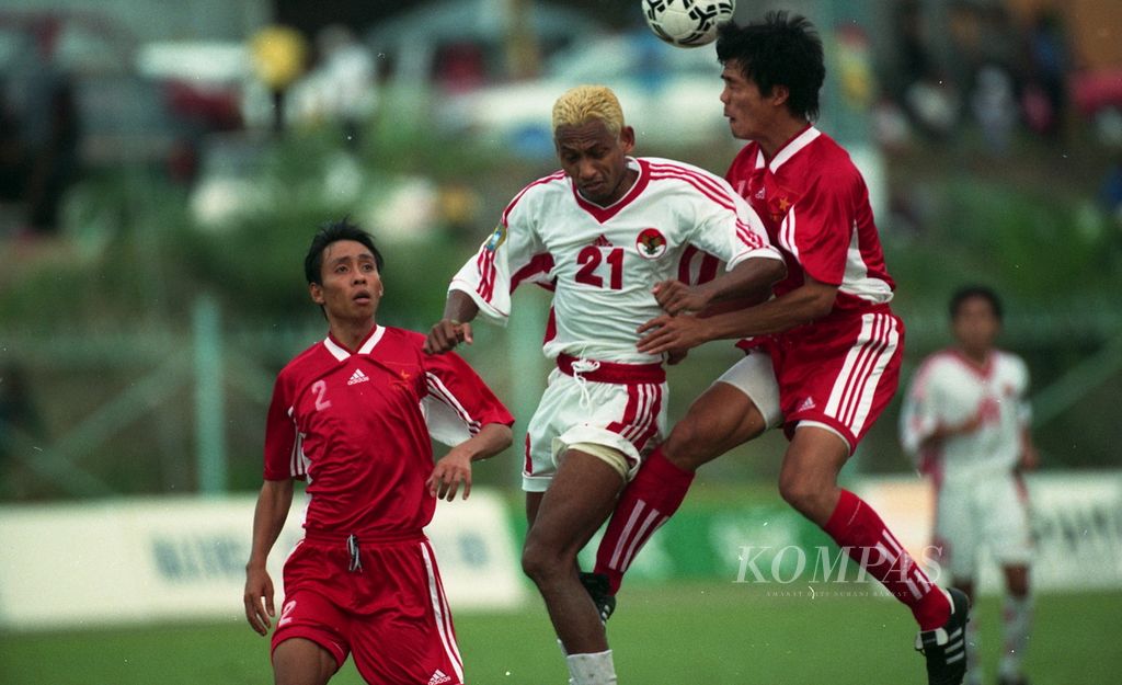 Laga semifinal sepak bola SEA Games XX di Brunei Darussalam antara Indonesia (kostum putih) dan Vietnam, 12 Agustus 1999, di Stadion Padang Balapan, Bandar Seri Begawan, Brunei Darussalam.
