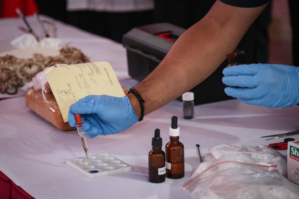 Tim Puslabfor menguji barang bukti narkoba di Polda Metro Jaya, Jakarta, Selasa (27/6/2023). 