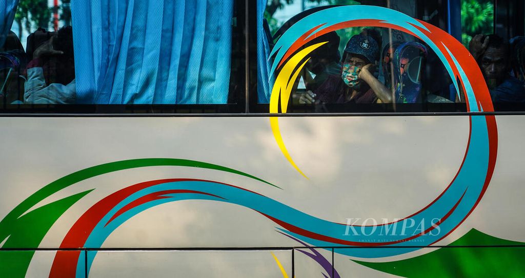 Sejumlah petani dari Jawa Barat menggunakan bus untuk pulang setelah bersama mahasiswa dan sejumlah buruh menggelar aksi dalam rangka peringatan Hari Tani Nasional serta menyuarakan tuntutan penurunan harga bahan bakar minyak di depan Gedung DPR, Jakarta, Selasa (27/9/2022). 