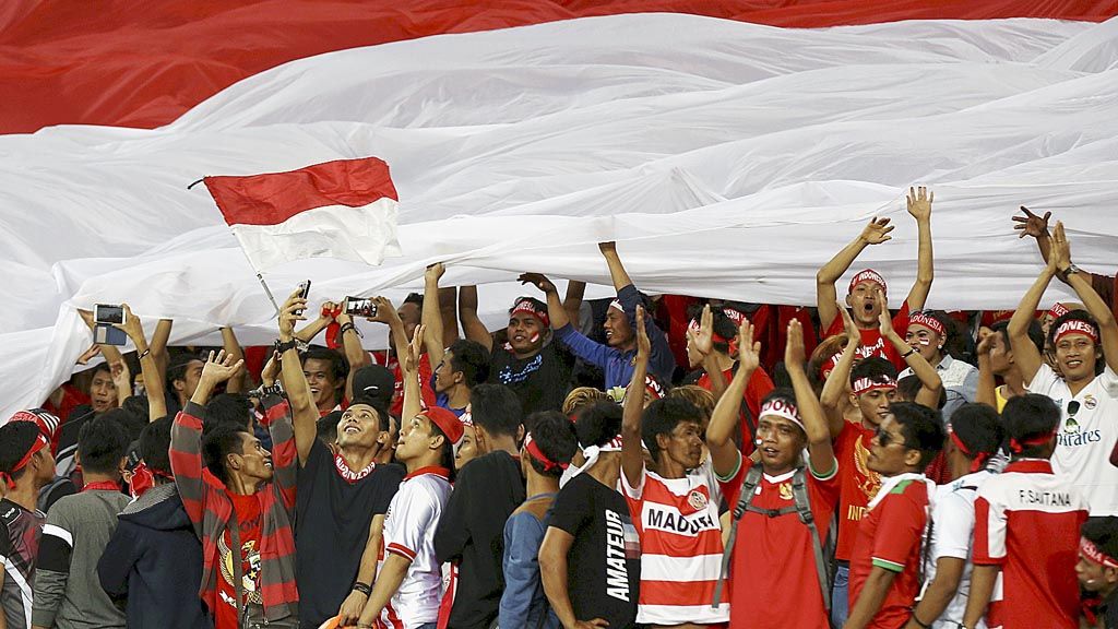 Suporter Indonesia membentangkan bendera Merah Putih berukuran besar saat timnas sepak bola Indonesia U-22 mengalahkan Filipina 3-0 di laga penyisihan Grup B Sea Games Kuala Lumpur 2017 di Stadion Shah Alam, Selangor, Malaysia, Kamis (17/8) malam.