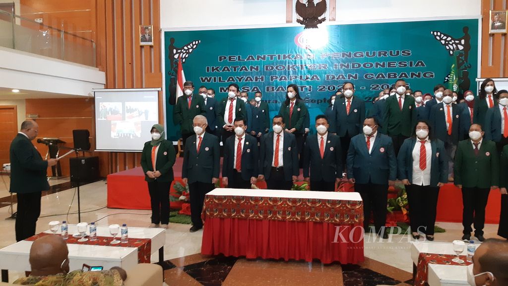 Pengambilan sumpah para pengurus Ikatan Dokter Indonesia (IDI) Provinsi Papua di Jayapura pada Sabtu (17/9/2022).