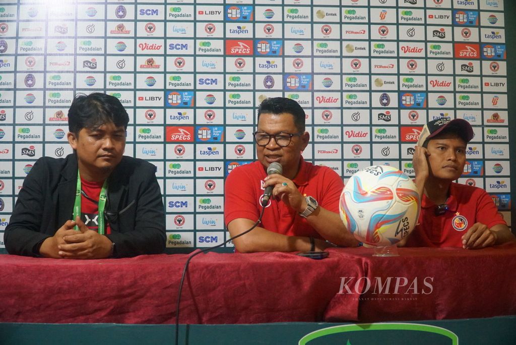 Pelatih kepala Semen Padang FC Delfiadri (tengah) menyampaikan keterangan seusai melawan Persiraja Banda Aceh pada pertandingan terakhir grup X Liga 2 di Stadion Haji Agus Salim, Kota Padang, Sumatera Barat, Sabtu (3/2/2024). 