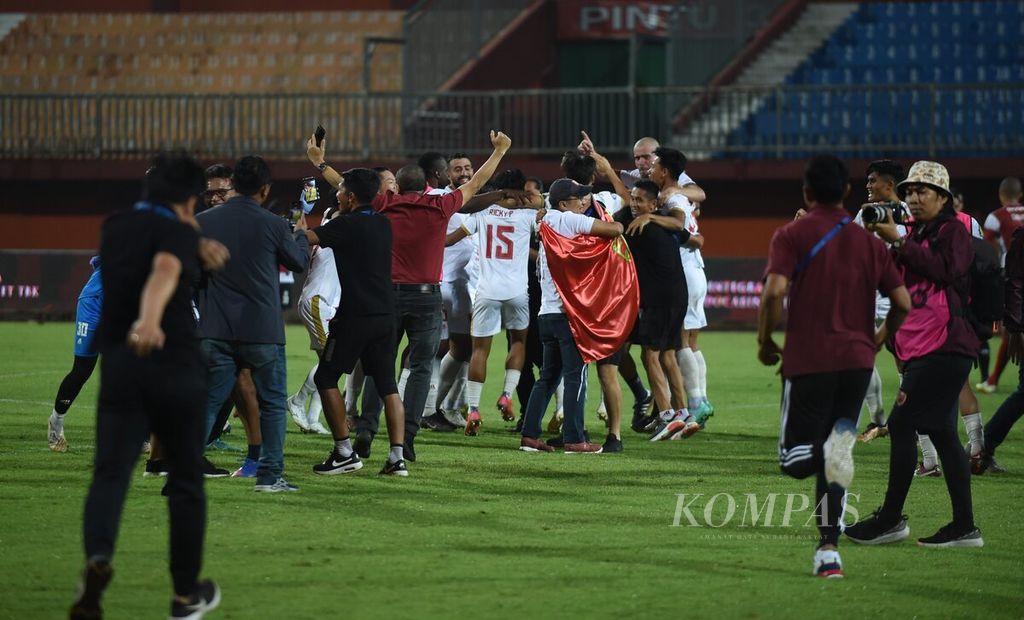 Di tengah lapangan, Pemain dan Official merayakan keberhasilan PSM Makassar menjuarai BRI Liga I 2022-2023 di Gelora Madura Ratu Pamelingan, Pamekasan, Jawa Timur, Sabtu (31/3/2023). PSM Makassar berhasil menjadi juara setelah laga melawan Madura United. Dalam laga tersebut PSM menang melawan Madura United dengan skor 3-1. PSM Makassar kembali menjadi juara setelah 23 tahun.