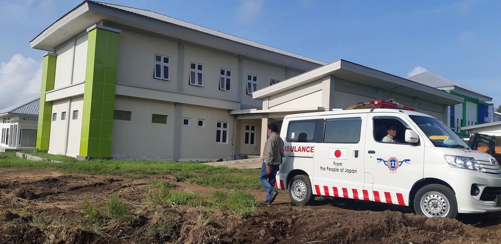 Kondisi Rumah Sakit Adonara di Pulau Adonara, Kabupaten Flores Timur, Nusa Tenggara Timur, pada Jumat (4/11/2022). Satu-satunya rumah sakit di pulau itu belum bisa beroperasi karena tidak memiliki alat kesehatan.