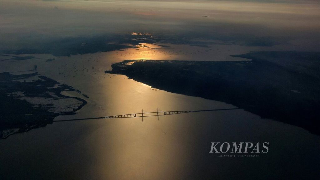Jembatan Suramadu yang menghubungkan Surabaya di Pulau Jawa dan Bangkalan di Pulau Madura membentang di atas Selat Madura, Kamis (2/6/2022). 