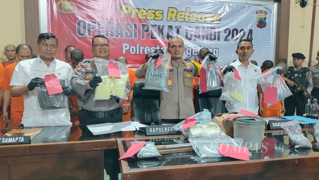 Jajaran Polresta Magelang menunjukkan barang bukti berupa bahan petasan yang disita dari lima pelaku di Kabupaten Magelang, Rabu (27/3/2024).