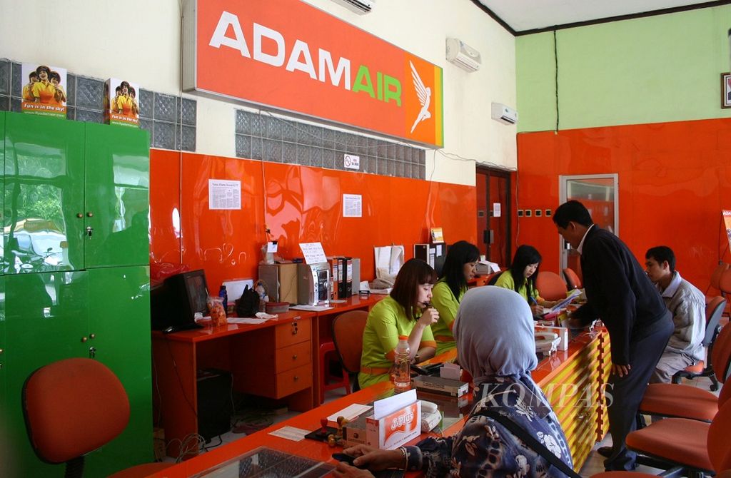 Calon penumpang AdamAir mengembalikan tiket untuk ditukarkan dengan uang di kantor perwakilan Surabaya, Senin (17/3/2008). Mereka terpaksa mengembalikan tiket karena AdamAir menghentikan operasional hampir seluruh rute.