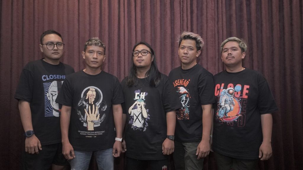 Seluruh awak band CloseHead