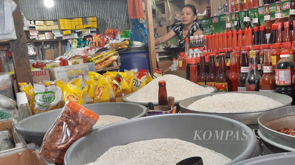 Harga beras di Kendari, Sulawesi Tenggara, melonjak dan mencapai Rp 15.000 per kilogram, Senin (2/10/2023). 