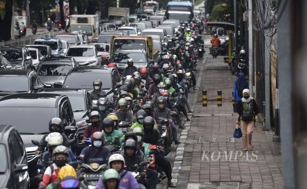 Kendaraan menembus kemacetan lalu lintas di kawasan Tomang, Jakarta, saat jam pulang kerja, Selasa (28/3/2023). 