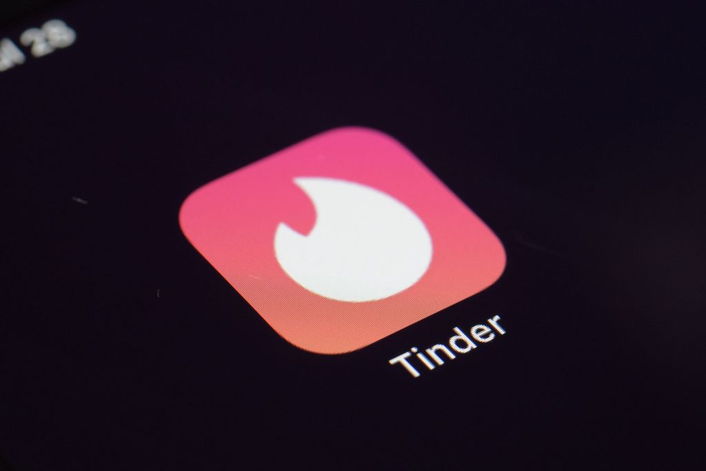 Ikon aplikasi kencan Tinder terlihat di sebuah gawai, di New York, Amerika Serikat, Juli 2020. 