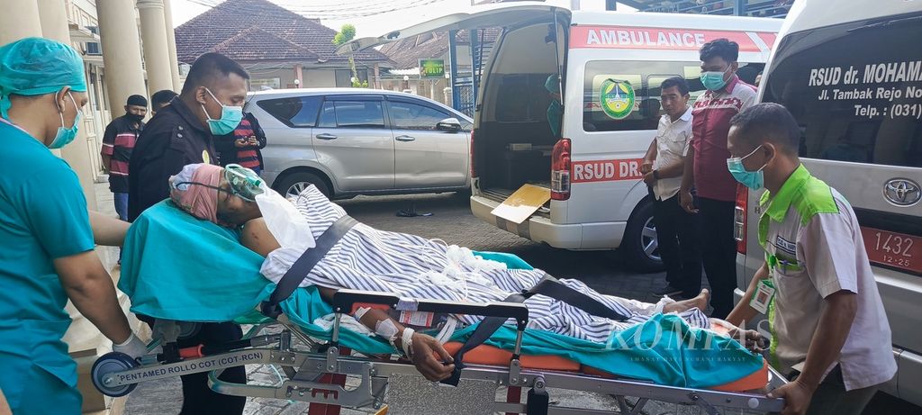 Warsito, korban kecelakaan minibus tertabrak KA Probowangi, dirujuk ke RSUD Dr Soetomo Surabaya, Senin (20/11/2023) siang. Kecelakaan minibus pada Minggu malam itu menyebabkan 11 dari 15 penumpang minibus meninggal dunia. Sopir minibus saat ini dirawat di RS Bhayangkara Lumajang.