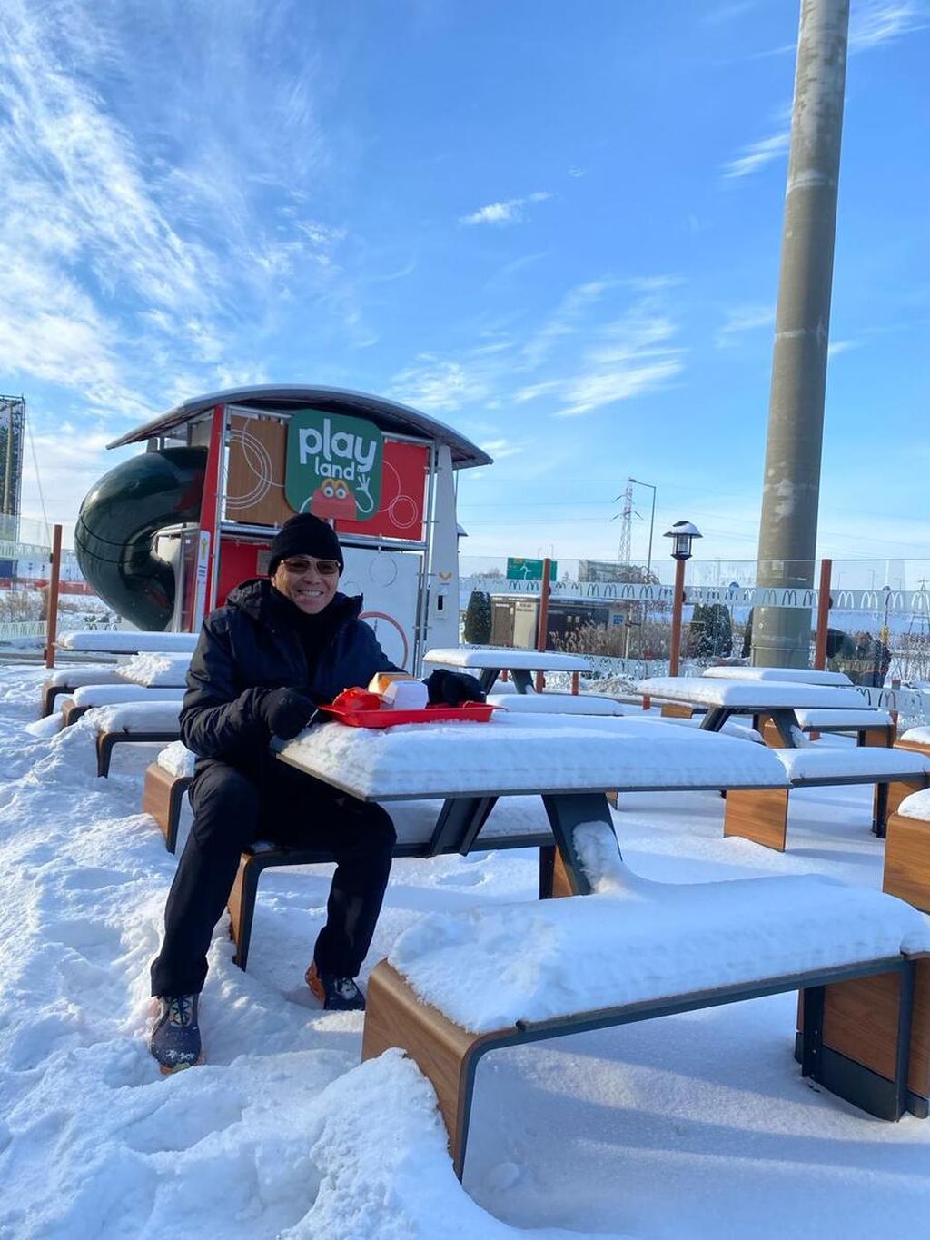 Meja dan kursi pun tertutup salju di Augustow, Polandia.