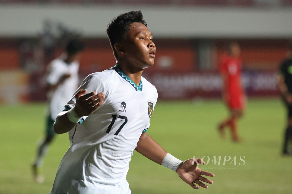 Pemain Tim Indonesia U-16 Muhammad Nabil Asyura merayakan keberhasilannya mencetak gol dalam pertandingan melawan Tim Singapura U-16 pada laga Piala AFF U-16 di Stadion Maguwoharjo, Sleman, DI Yogyakarta, Rabu (3/8/2022). Laga itu dimenangi Indonesia dengan skor 9-0.