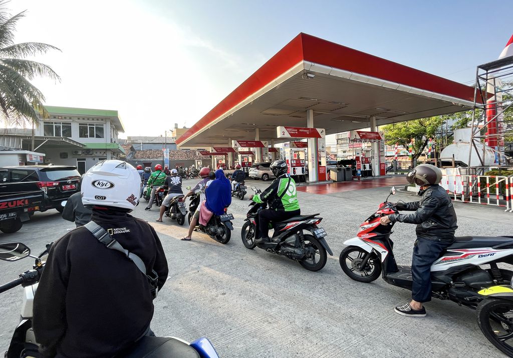 Antrean sepeda motor yang hendak mengisi bahan bakar minyak jenis pertalite di SPBU di kawasan Larangan, Kota Tangerang, Banten, Jumat (12/8/2022) pagi. Energi merupakan salah satu sektor yang terdampak dari perekonomian global yang tak menentu.