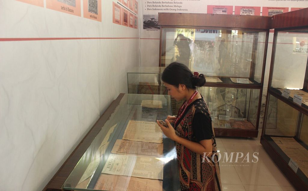 Pengunjung mengamati koran dalam pameran Tiga Abad Perjalanan Pers di Indonesia di Deli Serdang, Sumatera Utara, Kamis (9/2/2023). Pameran itu menampilkan tak kurang dari 300 koran yang terbit di Tanah Air sejak 1744.