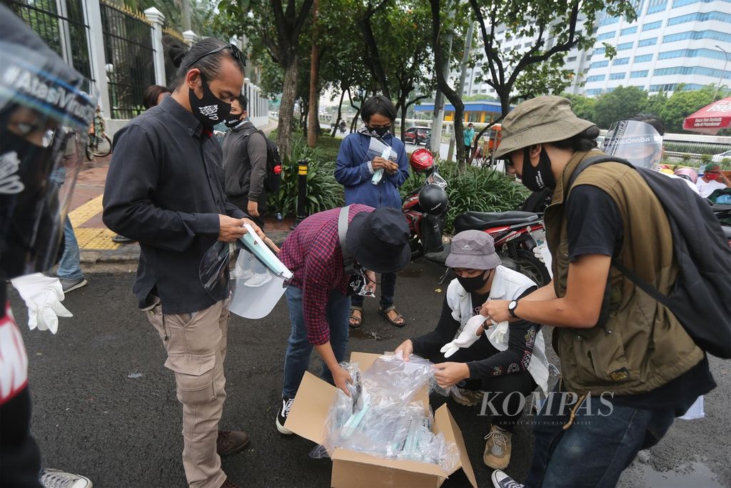 Para aktivis dari gerakan #BersihkanIndonesia bersiap menggelar aksi penolakan Rancangan Undang-Undang (RUU) Cipta Kerja di depan Gedung Parlemen, Jakarta, Selasa (14/7/2020). 