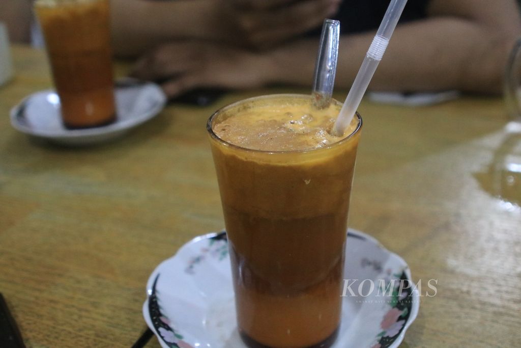Segelas minuman teh susu telur (TST) disajikan di Warung TST Pak Haji di Jalan Puri, Medan, Sumatera Utara, Jumat (3/11/2023). 