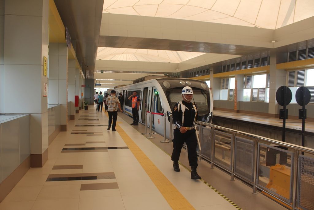 Warga Palembang sedang menumpangi kereta ringan (LRT), Minggu (29/9/2019). Kementerian Perhubungan mengoptimalisasi LRT sehingga waktu tempuh berkurang dari 60 menit menjadi 47 menit. Hal ini diharapkan dapat meningkatkan jumlah penumpang.
