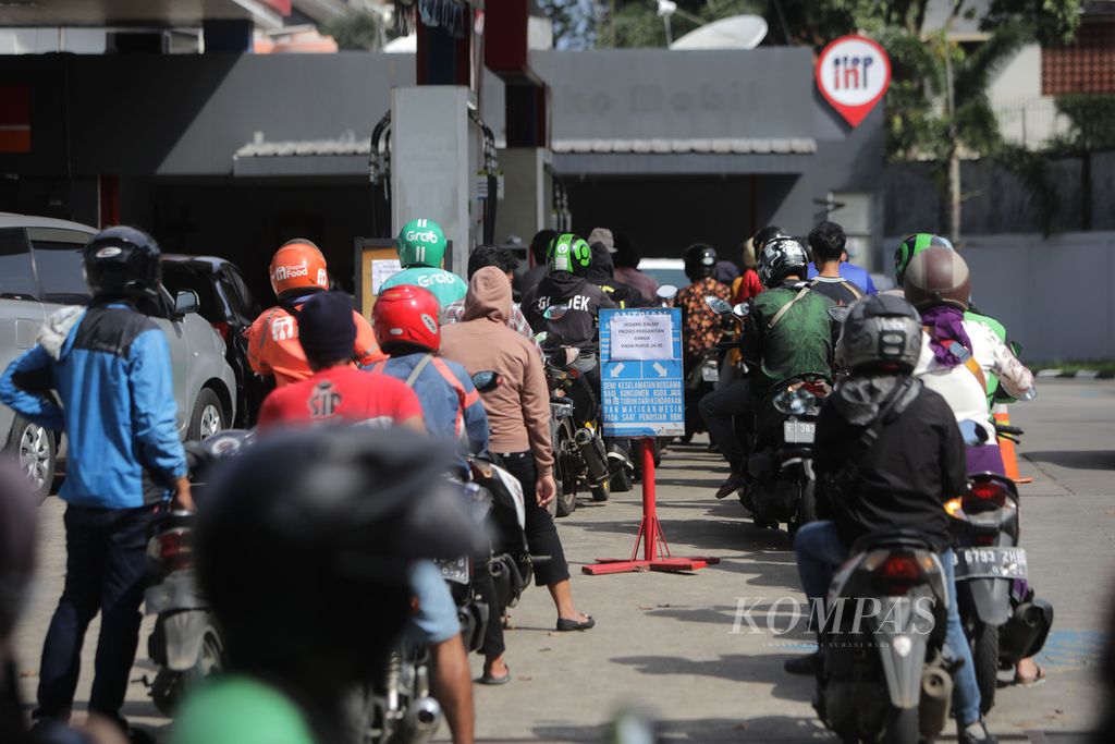 Hundreds of vehicles line up to refuel in the Bintaro area, South Tangerang, ahead of the price increase, Saturday (3/9/2022), following the government's decision to increase the price of fuel oil.