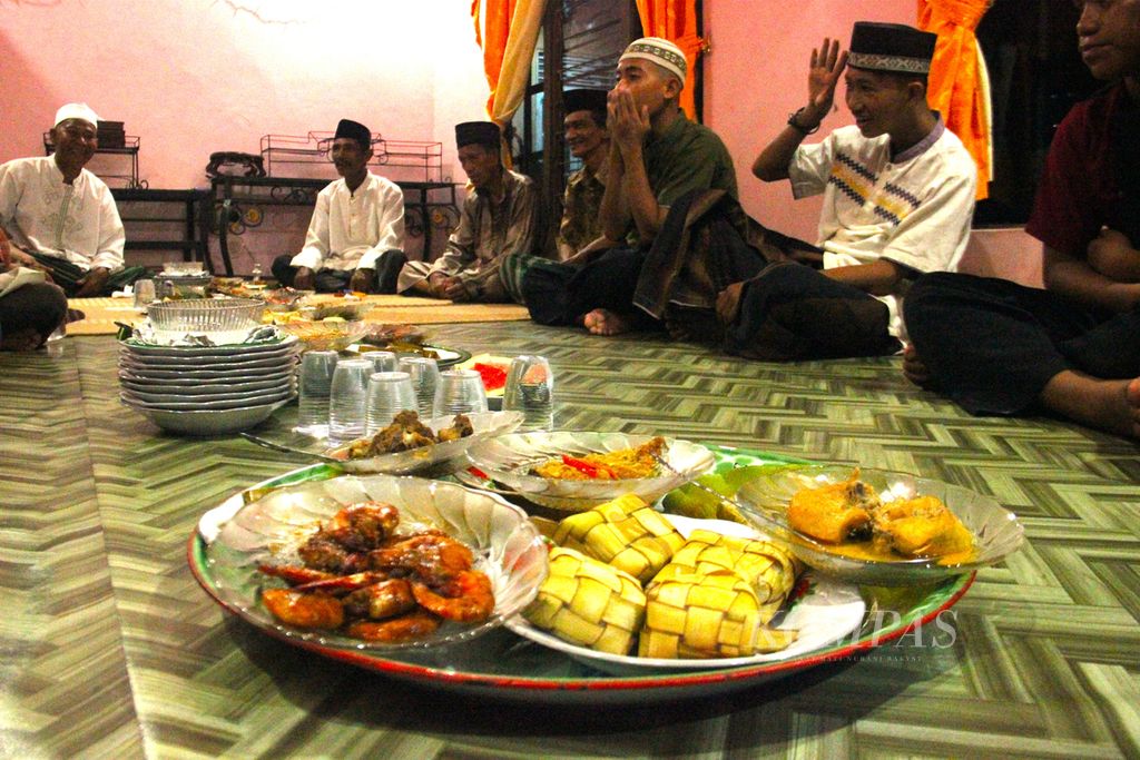 Makan bersama di malam Takbiran di Desa Pal 9, Kecamatan Sungai Kakap, Kabupaten Kubu Raya, Kalimantan Barat, Minggu (1/5/2022). 