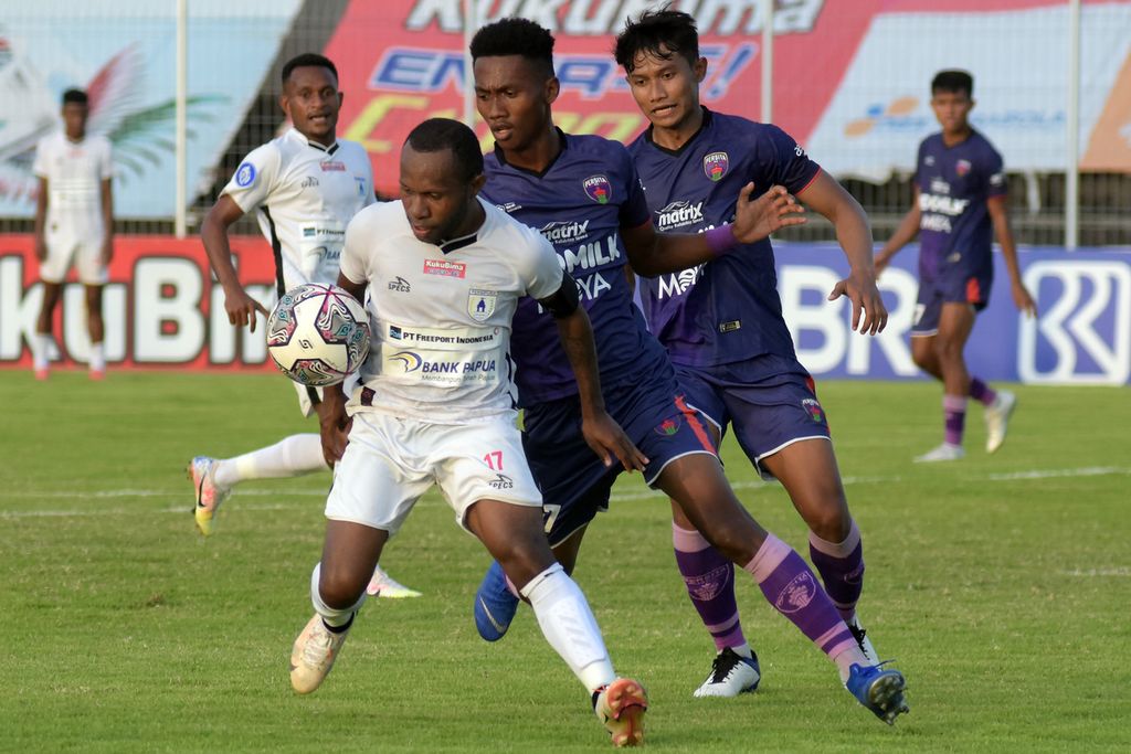 Pesepak bola Persipura Jayapura Yohanes Ferinando Pahabol (kiri) berebut bola dengan pesepak bola Persita Alta Ballah (kanan) pada pertandingan Liga 1 di Stadion Kompyang Sujana, Denpasar, Bali, Kamis (31/3/2022). Persipura menang atas Persita dengan skor 3-0. 