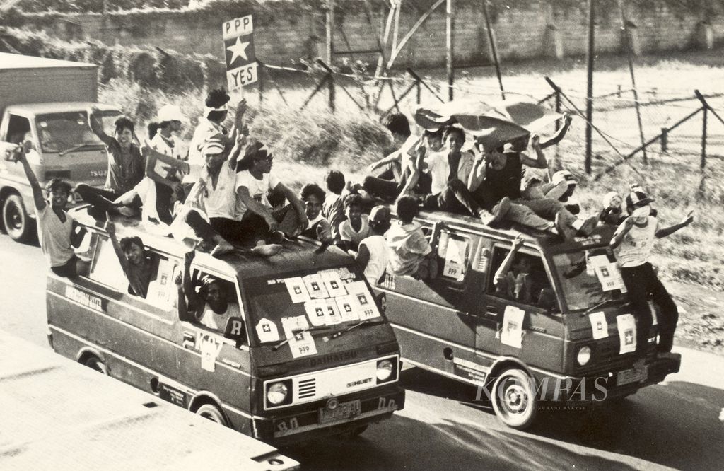 Para peserta kampanye masih saja melakukan sesuatu yang mengundang bahaya, seperti terlihat dalam kampanye di Jalan Raya Bekasi, Jawa Barat, Jumat (3/4/1987).  