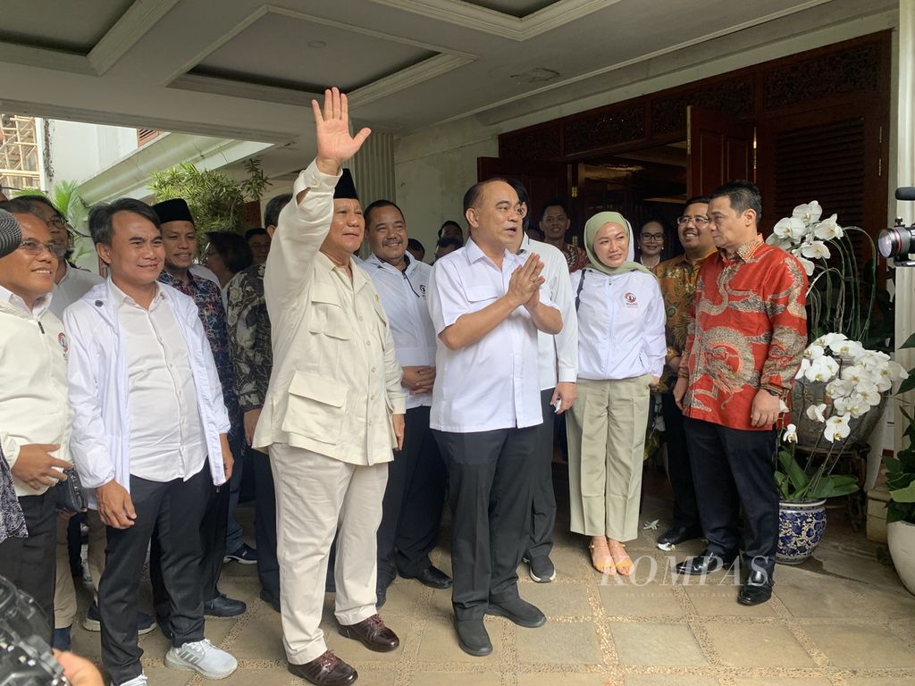 Ketua Umum Partai Gerindra Prabowo Subianto dan Penanggung Jawab Musyawarah Nasional Budi Arie Setiadi memberikan keterangan kepada wartawan di rumah pribadi Prabowo, di Jakarta, Kamis (10/11/2022).