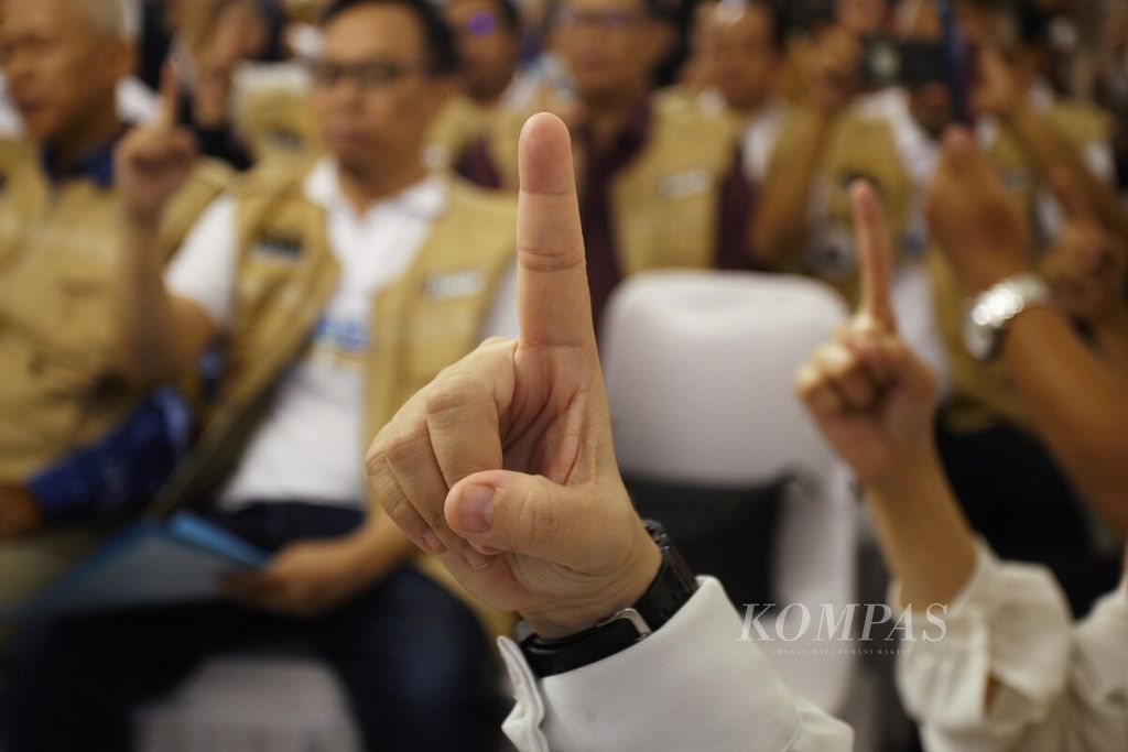 Sukarelawan alumni Universitas Gadjah Mada (Relagama) memberikan isyarat nomor satu dalam deklarasi dukungan untuk pasangan capres-cawapres nomor urut 1, Anies Baswedan-Muhaimin Iskandar, di Jakarta,  Sabtu (13/1/2024).