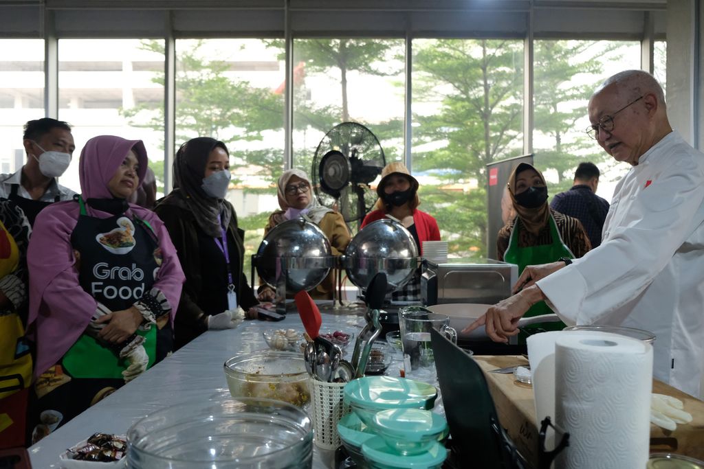 Para peserta memperhatikan penjelasan koki William Wongso di Jakarta Creative Hub, Jakarta Pusat, Senin (7/11/2022). Pelatihan yang diselenggarakan oleh Dinas Pariwisata dan Ekonomi Kreatif Provinsi DKI Jakarta bertujuan melatih kemampuan memasak pelaku usaha UMKM yang tergabung dalam Jakpreneur. 