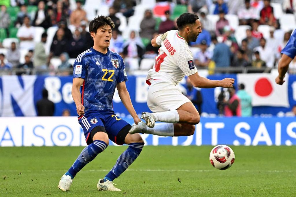 Bek Jepang Takehiro Tomiyasu berebut bola dengan gelandang Iran Saman Ghoddos pada laga perempat final Piala AFC di Stadion Kota Pendidikan, Al Rayyan, Doha, Sabtu (3/2/2024). 