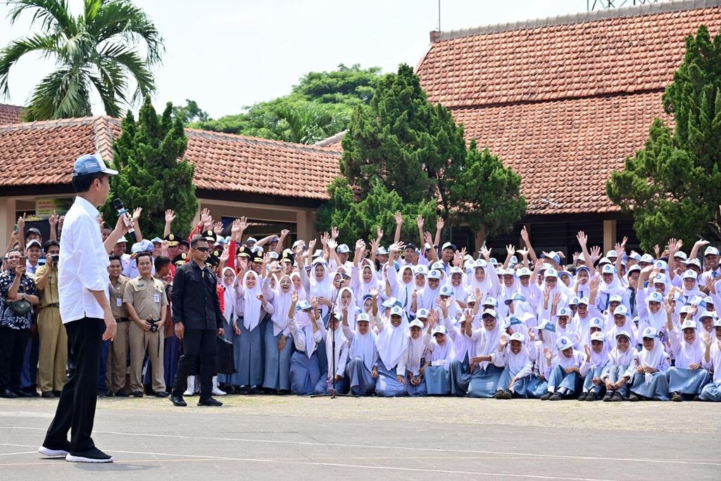 Di tengah siang yang terik, kehadiran Presiden Joko Widodo mampu membawa kebahagiaan bagi para siswa SMKN 1 Kedungwuni, Kabupaten Pekalongan, Jawa Tengah. Hal tersebut terlihat saat Presiden Jokowi berdialog dengan para siswa di tengah lapangan sekolah, Rabu, 13 Desember 2023.