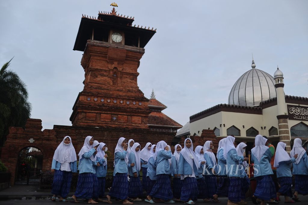 Pelajar berziarah ke Masjid Menara Kudus di Kabupaten Kudus, Jawa Tengah (1/4/2021) pagi. Kunjungan ke tempat peziarahan yang didirikan oleh Sunan Kudus pada tahun 1549 itu meningkat menjelang bulan Ramadhan. Tempat tersebut merupakan salah satu tempat tujuan wisata religi utama bagi umat Islam di Indonesia.