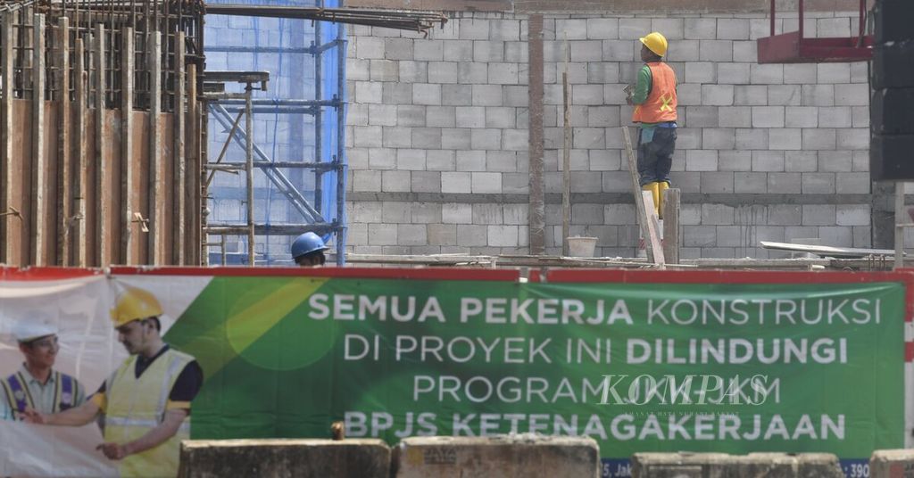 Sejumlah pekerja konstruksi berada di salah satu proyek di kawasan Karet Tengsin, Jakarta Pusat, Sabtu (19/2/2022). Minimnya sosialisasi Peraturan Menteri Ketenagakerjaan Nomor 2 Tahun 2022 tentang Tata Cara dan Persyaratan Pembayaran Manfaat Jaminan Hari Tua (JHT) serta kurangnya kepercayaan publik tehadap pemerintah turut memicu penolakan terhadap aturan baru permenaker. 