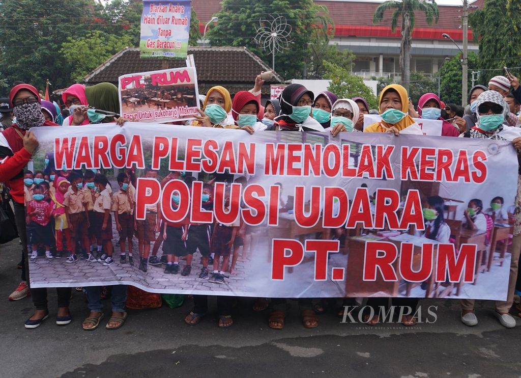 Warga desa yang terdampak polusi bau limbah dengan manajemen PT Rayon Utama Makmur (RUM). Kesepakatan dicapai, Jumat (19/1).
