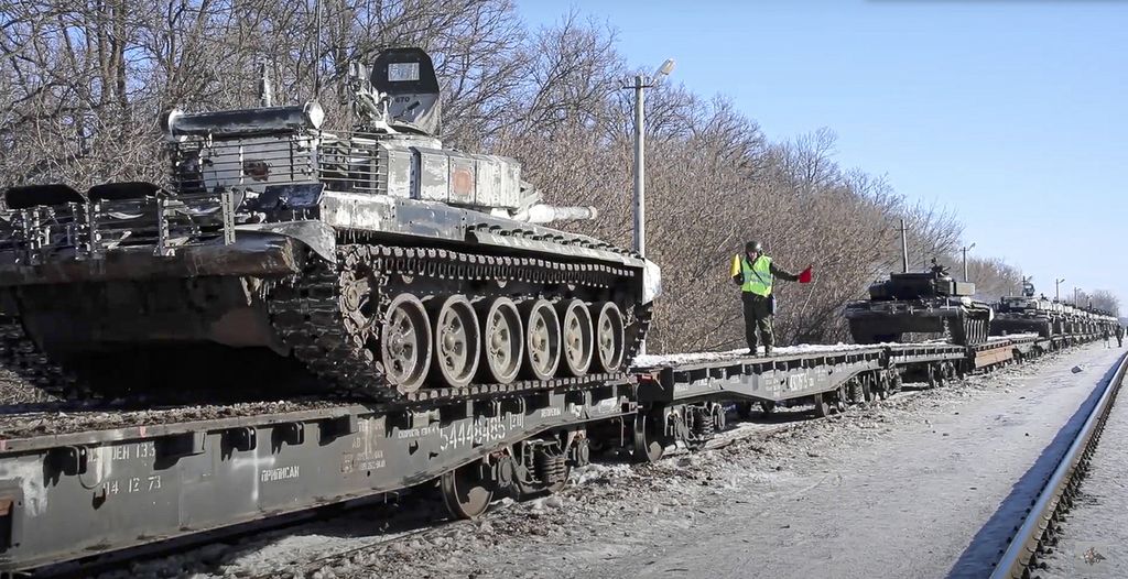 Dalam foto tangkapan layar video yang disediakan oleh Biro Pers Kementerian Pertahanan Rusia, Rabu, 16 Februari 2022, tampak tank tentara Rusia sedang diangkut kereta api untuk kembali ke markas mereka setelah latihan perang di dekat Ukraina. 