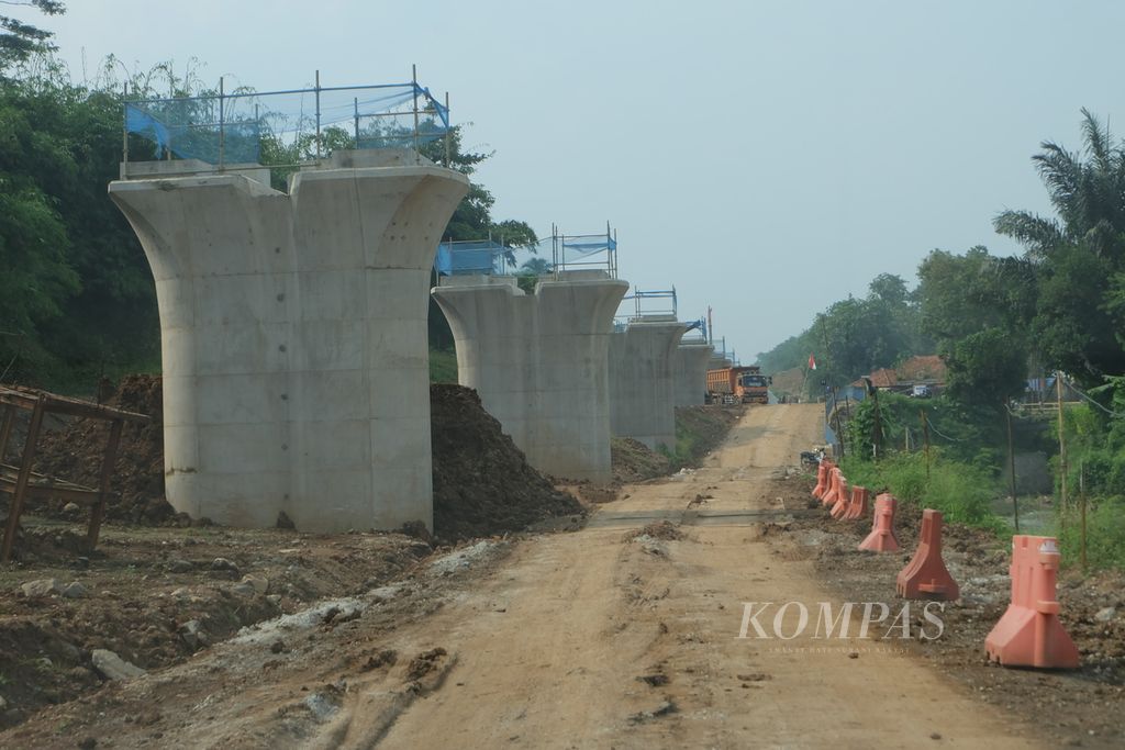 Truk pengangkut tanah bersiap masuk ke area proyek Kereta Cepat Jakarta-Bandung di Kecamatan Jatiluhur, Kabupaten Purwakarta, Jawa Barat, Selasa (8/3/2022).