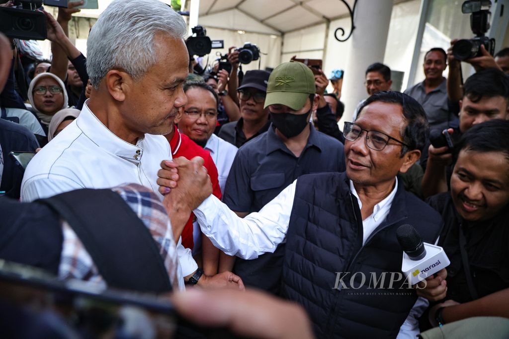 Presidential and vice presidential candidate pair number 3, Ganjar Pranowo (left) and Mahfud MD, shook hands before leaving the Teuku Umar Campaign Headquarters in Jakarta on Wednesday (14/2/2024). The Ganjar-Mahfud National Campaign Team found indications of fraud during the 2024 General Election.