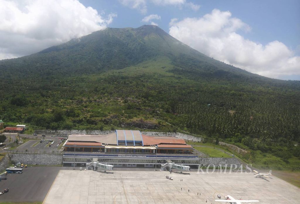 Wajah baru Bandar Udara Sultan Babullah yang telah direvitalisasi tahun 2017 dilihat dari udara dengan latar belakang Gunung Gamalama, Ternate, Maluku Utara, Rabu (14/3/2018). 
