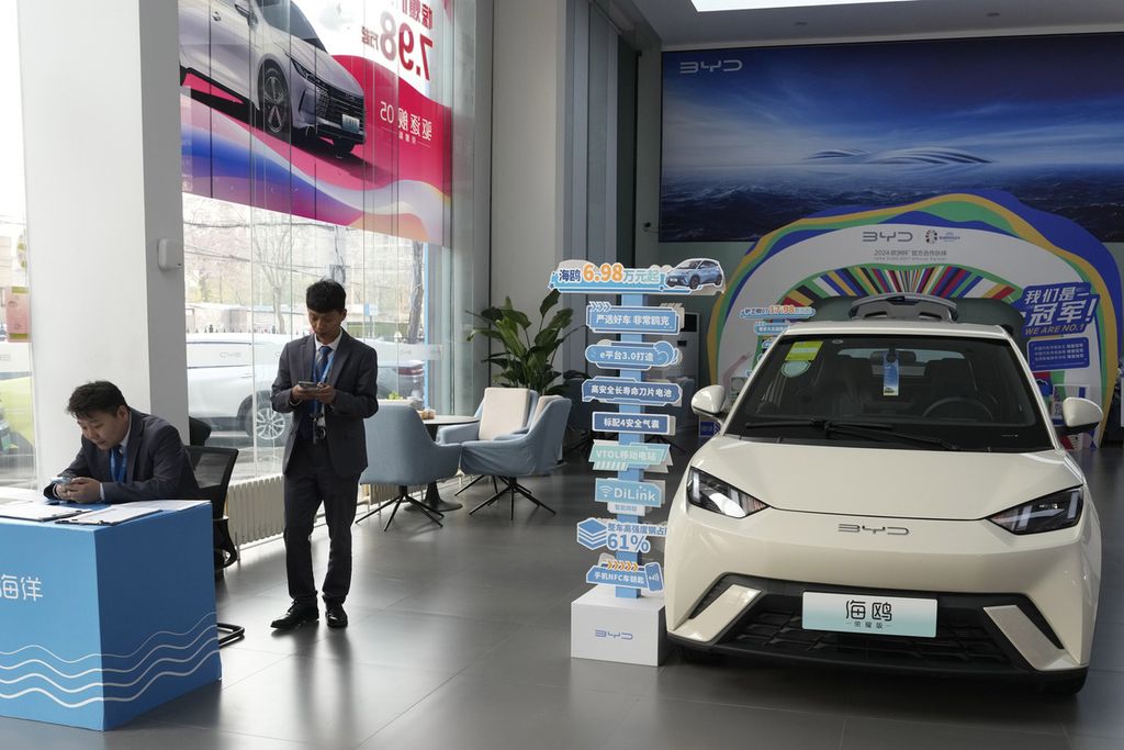 Sebuah mobil listrik BYD Seagull dipajang di salah satu ruang pamer di Kota Beijing, China, 10 April 2024. 