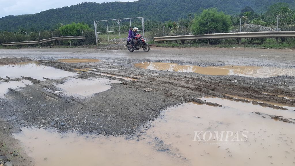 Kondisi jalan jalur Sentani-Depapre di Kabupaten Jayapura, Papua, yang rusak berat pada 20 Juli 2022.
