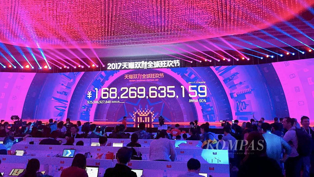 Layar di arena Mercedes Benz Arena Shanghai, China, menampilkan total penjualan senilai 168,2 miliar yuan, setara dengan Rp 342 triliun yang dicapai dalam 24 jam festival belanja daring Alibaba 11.11 Global Shopping Festival pada Minggu (12/11).