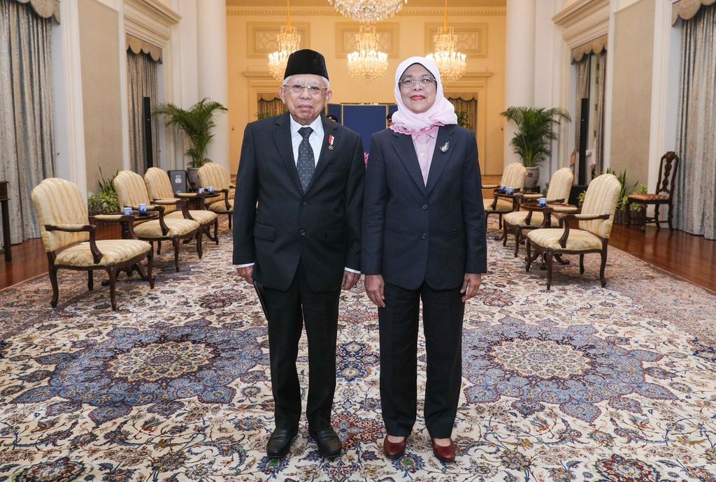 Wakil Presiden Ma'ruf Amin melakukan kunjungan kehormatan kepada Presiden Singapura Halimah Yacob di Istana Presiden Singapura, The Istana, Senin (16/1/2023). 