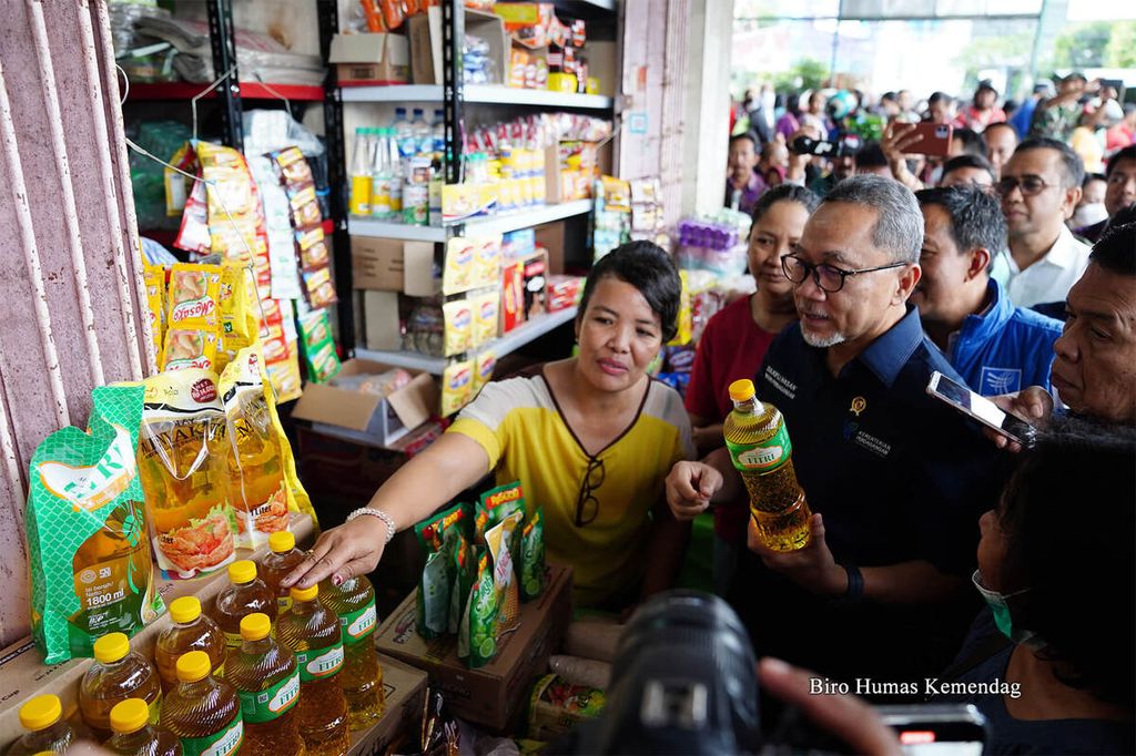 Menteri Perdagangan Zulkifli Hasan mengunjungi Pasar Kreneng, Denpasar, Bali, Sabtu (4/2/2023), untuk memantau stok dan harga pangan pokok.