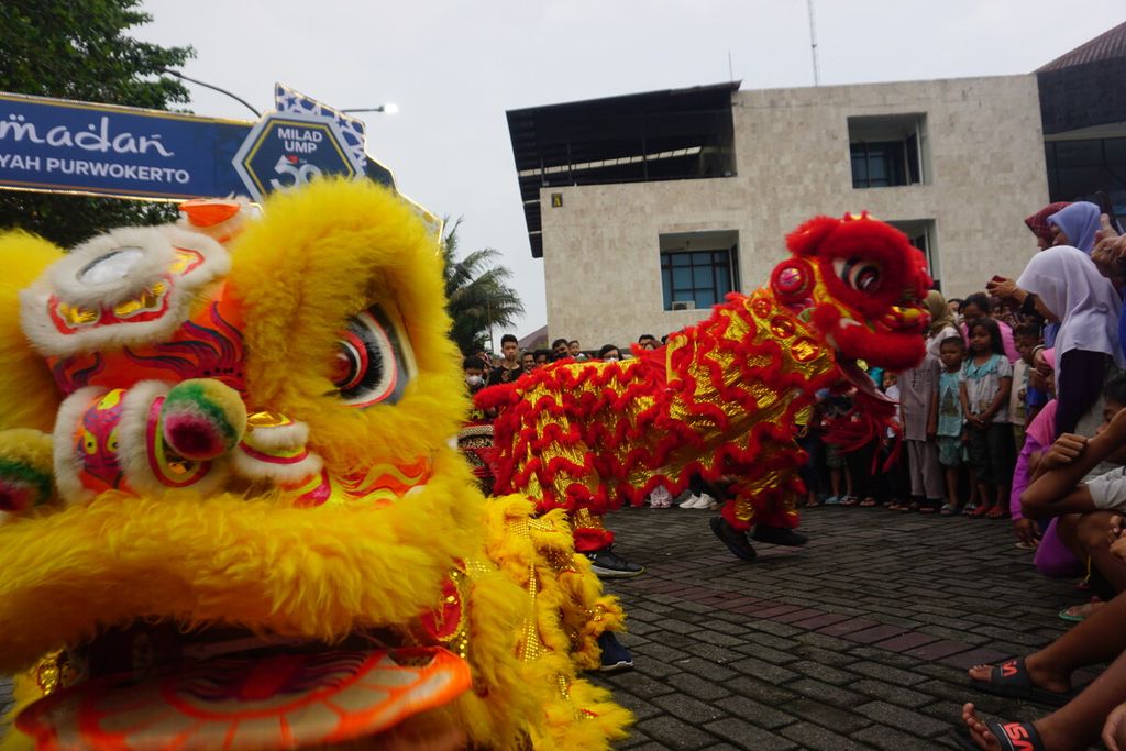 Atraksi Barongsai dari Puhua School memeriahkan pembukaan Pasar Ramadhan di Universitas Muhammadiyah Purwokerto, Kabupaten Banyumas, Jawa Tengah, Kamis (23/3/2023).