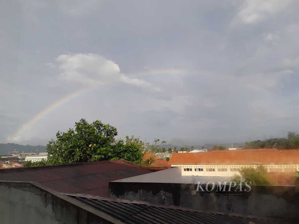 Pelangi tampak di langit Cilacap, Jawa Tengah, Rabu (4/5/2022).