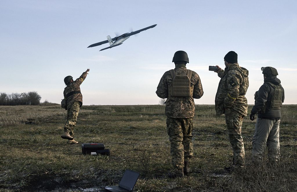 Tentara Ukraina meluncurkan pesawat nirawak dengan target posisi-posisi Rusia di dekat Bakhmut, Donetsk, Ukraina, 15 Desember 2022. 