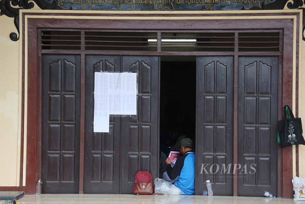 Pelipat surat suara Pemilu 2024 di Balai Desa Deyangan, Mertoyudan, Magelang, Jawa Tengah, Jumat (12/1/2024). 